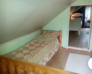 LonevågSkjerping gård的一间卧室配有一张带绿色墙壁的床