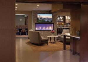 西雅图华盛顿地区西雅图大学银云酒店的客厅设有壁炉和砖墙上的电视
