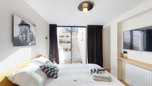 布鲁塞尔Suite lumineuse à Saint-Gilles的一间卧室设有一张床和一个大窗户