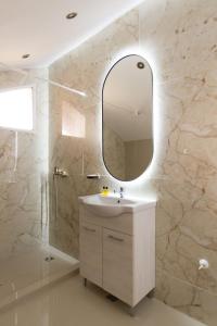 布什泰尼Vila PANORAMIC Busteni的一间带水槽和镜子的浴室