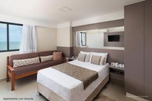纳塔尔Apto 2Q com varanda no Ed Maximum Home的一间卧室配有一张床和一张沙发
