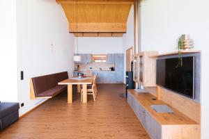 法斯奇纳Alpenpanorama Konzett的客厅配有木桌和电视。