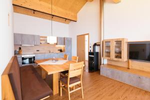法斯奇纳Alpenpanorama Konzett的厨房以及带木桌的用餐室。