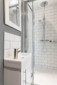 布莱顿霍夫Seaview 1 bed open condo - free parking的白色的浴室设有水槽和淋浴。