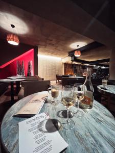 萨克德佐尔镇Teghenis Resort的一张桌子,配有酒杯和一瓶葡萄酒