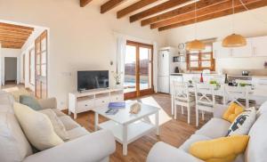 卡拉恩·布拉內斯Villas Sa Ferradura的客厅配有白色的沙发和桌子