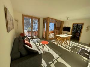 弗利姆斯Selva Mountain Apartment的客厅配有沙发和桌子