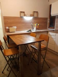 欧龙Studio 4 couchages的厨房配有桌椅和水槽