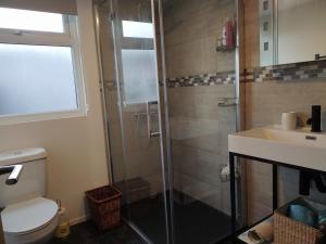 利明顿温泉Offa Home的带淋浴、卫生间和盥洗盆的浴室