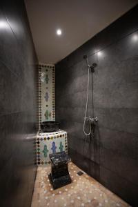非斯Riad Soultana的带淋浴的浴室(铺有石质地板)