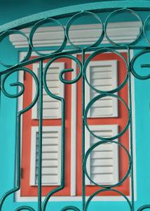 威廉斯塔德Turquoise B&B的透过金属栅栏欣赏建筑物的景色