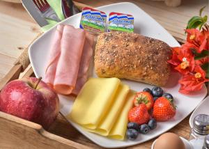 威廉斯塔德Turquoise B&B的包括水果和面包的早餐盘