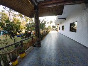 加雅The Buddha Resort的走廊设有瓷砖地板和围栏