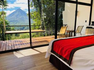 福尔图纳Sangregado Lodge的山景卧室 - 带1张床
