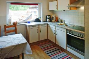BleckmarHoliday Apartment An der Meiße, Bergen的一个带水槽和窗户的小厨房