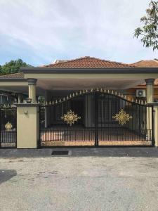 万挠Homestay Islam Bandar Tasik Puteri Rawang的一座房子,上面有圣诞装饰门