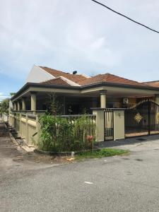 万挠Homestay Islam Keluarga BTP Rawang的前面有围栏的房子