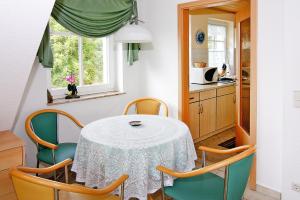 阿尔滕基兴Apartments Jeske Altenkirchen的厨房配有桌椅、桌子和窗户