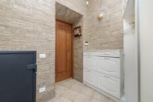 敖德萨Katerynyska 2 Level Apartment with Sauna的一间厨房,配有白色家电和砖墙