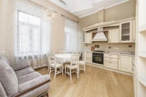 敖德萨Katerynyska 2 Level Apartment with Sauna的厨房配有桌椅和沙发。