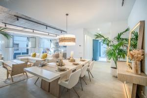 马贝拉Casona Seis Lunas Apartment的用餐室以及带桌椅的起居室。