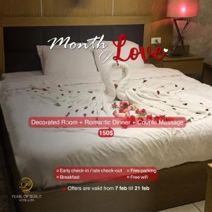 贝鲁特Pearl of Beirut Hotel & Spa的一张带有阅读爱情月的标语的床的海报