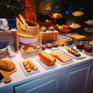 蒙索莱米讷Le Konine - Hotel & Bar & Restaurant的一张桌子,上面放着许多不同类型的面包和糕点