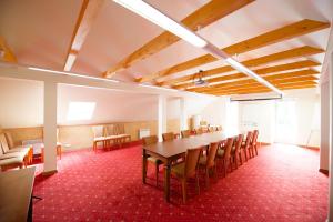 拉克韦雷特里萨别墅酒店​​的一间会议室,配有长桌子和椅子