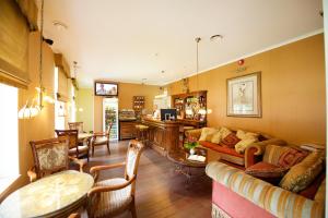 拉克韦雷特里萨别墅酒店​​的带沙发和桌椅的客厅