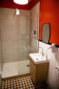 莱齐尼昂科尔比埃Studio Marceau Clim Wifi Centre ville 2 pers的带淋浴和盥洗盆的浴室
