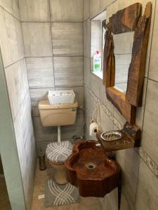 斯瓦科普蒙德Daffodil Self Catering and Accommodation B的一间带卫生间和水槽的小浴室