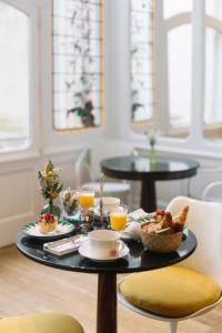 波尔多拉柯斯旅馆的包括食品和橙汁托盘的早餐桌