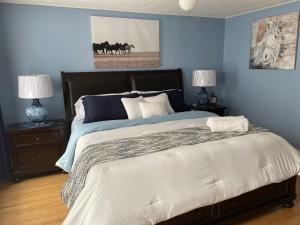 伊利堡THE YORK HOUSE的一间卧室配有一张带蓝色墙壁的大床