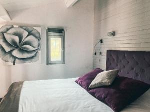 图雷特彭客栈的卧室配有一张挂有花卉画的床铺。