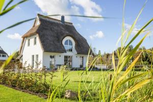 富伦多夫Holiday house, Fuhlendorf的白色的茅草屋顶房屋