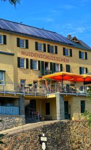 LunzenauDas Muldenschlösschen - Gästehaus & Restaurant的一座建筑的侧面设有太阳能电池板
