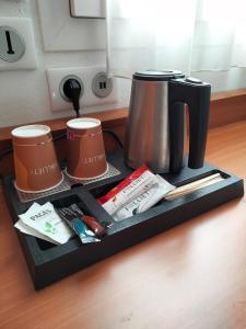 Deltour Hotel Le Puy En Velay的咖啡和沏茶工具