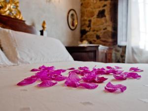 圣保La Casa dels Poetes的床上一堆粉红色的鲜花
