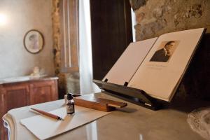 圣保La Casa dels Poetes的坐在桌子上用刀子写的书