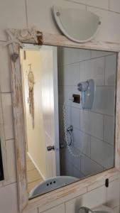 拉塞雷纳Cabañas Pinamar的浴室设有镜子和水槽