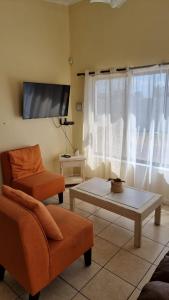 拉塞雷纳Cabañas Pinamar的带沙发、桌子和电视的客厅