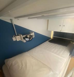 圣保罗Angatu Hostel的小房间设有床和蓝色的墙壁