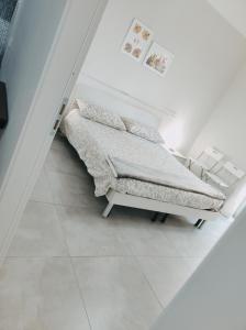 巴勒莫Palermo Relax的一间白色客房内的床铺卧室