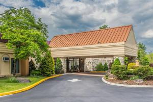 斯特劳兹堡FairBridge Inn & Suites Poconos的一座带橙色屋顶的大型建筑