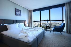 科威特Panorama Hotel Kuwait的一间卧室配有一张大床,上面有鹿角