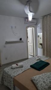 里约热内卢Nacif's Suites的一间卧室设有一张床和白色的墙壁