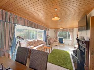 朗德斯通Cottage 396 - Roundstone的带沙发和电视的客厅