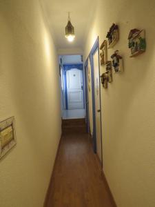 桑卢卡尔-德巴拉梅达El apartaito的走廊设有黄色的墙壁和木地板,门
