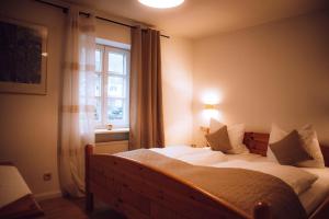 迪布利希Landhaus Halferschenke的一间卧室设有一张大床和一个窗户。