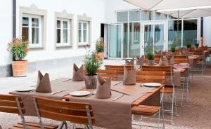 普夫龙滕阿尔盆克罗恩酒店的一排桌椅上摆放着餐巾